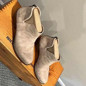 Born Shari:Cream Distressed Ankle Boot